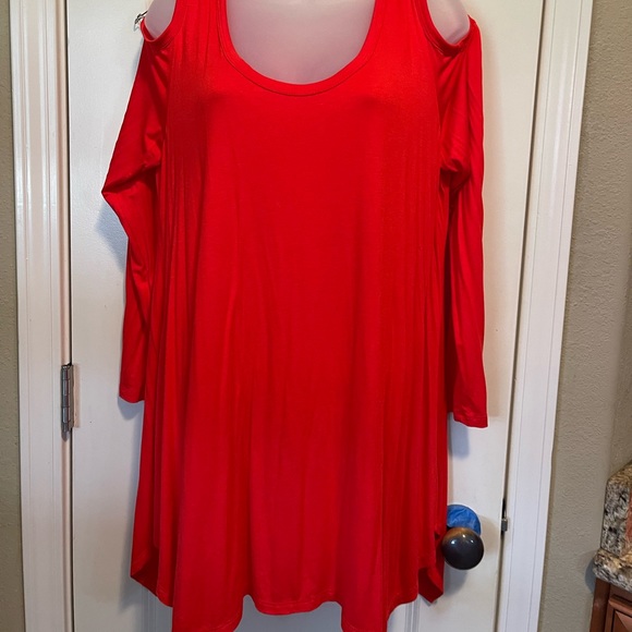 Soprano Tops - Red cold shoulder tunic. 1X. NWT